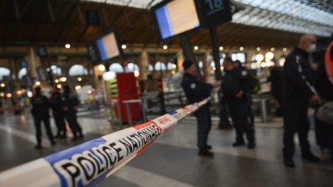 Paris'te bıçaklı saldırı: 6 yaralı!