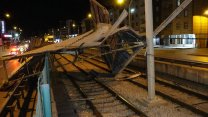 Bursa'da lodos etkili oldu: Kopan çatı kara yolu ve metro hattının üzerine düştü