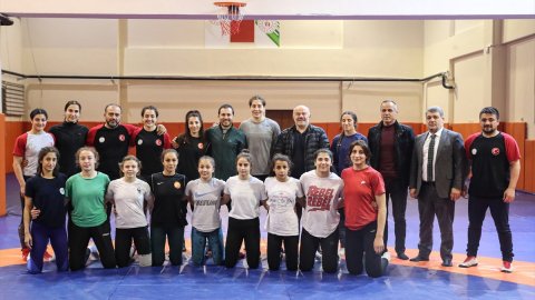 Başkan Şeref Eroğlu'ndan kadın milli güreşçilere ziyaret