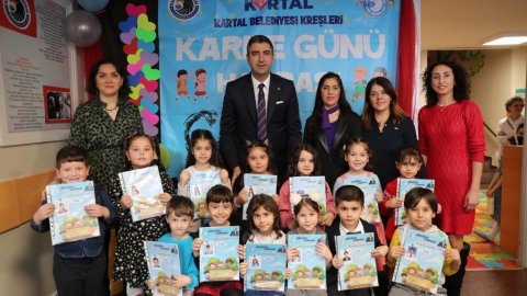Kartal Belediye Başkanı Gökhan Yüksel, öğrencilerin karne heyecanına ortak oldu