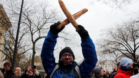 Paris'te fırıncılar yüksek enerji fiyatlarını ellerinde bagetlerle protesto etti