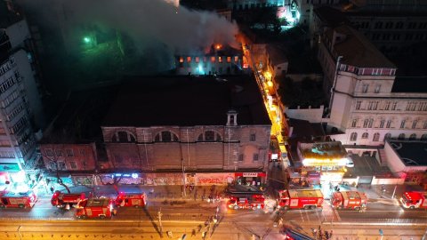 Karaköy'deki Ermeni kilisesinde çıkan yangın kontrol altına alındı