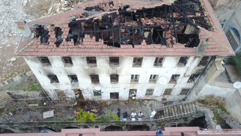 Kilise lojmanındaki yangının ardından oluşan hasar havadan görüntülendi