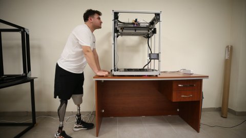 Terör gazisi bacaklarını kaybetti: 3 boyutlu yazıcıyla protez koruyucu geliştirdi