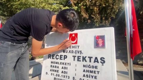 İki öğrenci şehitlikteki Türk bayraklarını yeniden boyadı