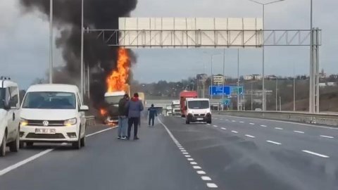 Arnavutköy'de kargo yüklü kamyon yandı