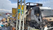 Arnavutköy'de kargo yüklü kamyon yandı
