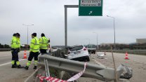 Bursa'da refüje çarpan otomobile bariyer saplandı; sürücü öldü 