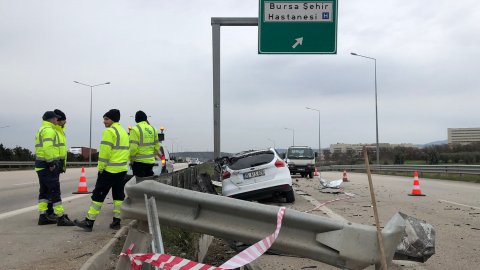 Bursa'da refüje çarpan otomobile bariyer saplandı; sürücü öldü 