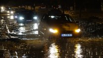 Antalya'da çıkan fırtınada yollar sular altında kaldı: Uçağa yıldırım isabet etti!