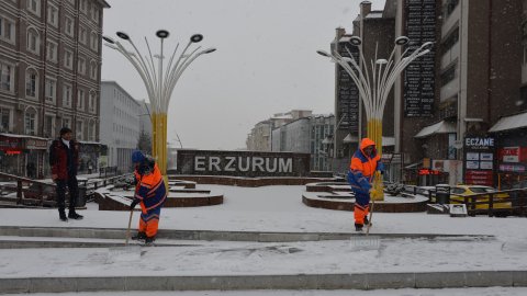 Son yılların en kurak kışını yaşayan Erzurum beyaza büründü