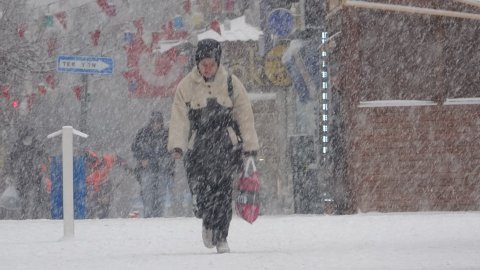 Son yılların en kurak kışını yaşayan Erzurum beyaza büründü