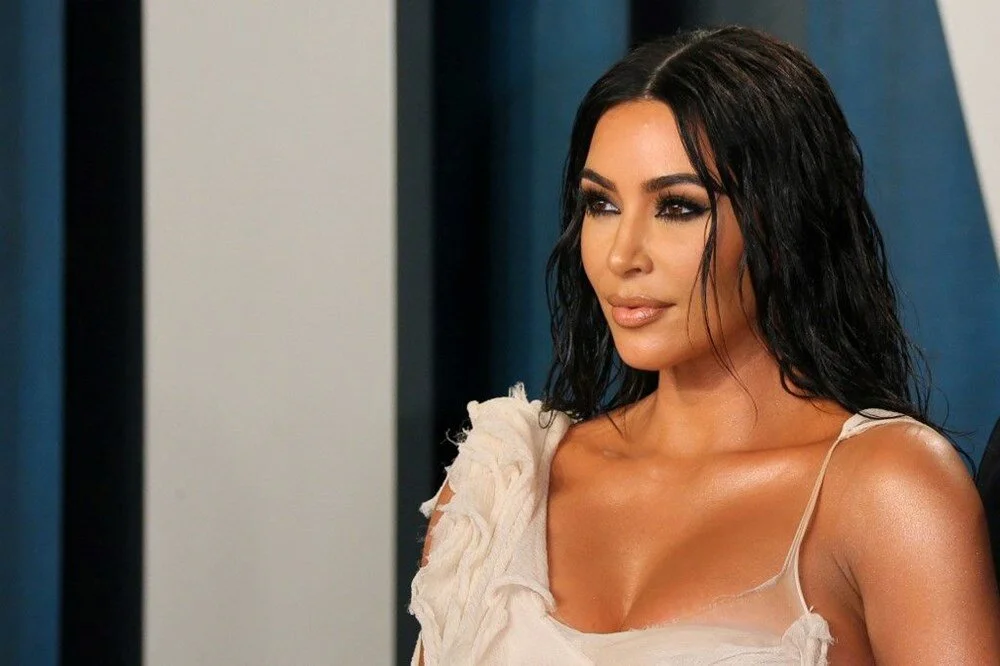 Kim Kardashian, göğüs uçlarının belli olmasını umursamadı