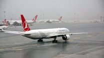 Beklenen kar İstanbul'a geldi: İstanbul Havalimanı beyaza büründü