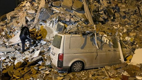Kahramanmaraş'ta 7.4 büyüklüğünde deprem meydana geldi