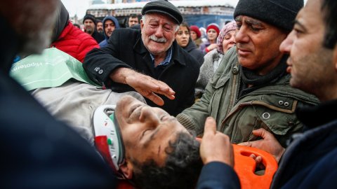 Kahramanmaraş'ta enkaz altından çıkartılan kadının kocası da saatler sonra kurtarıldı