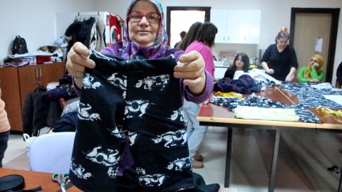 Edirne'de kadınlar organize oldu: Depremzedeler için kıyafet dikmeye başladı