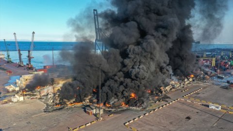 İskenderun Limanı'nda deprem sonrası çıkan yangın bugün de devam ediyor
