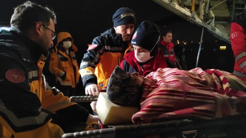Deprem bölgesinden İstanbul’a getirilen yaralılar hastanelere sevk edildi