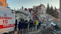 Gaziantep'te 3 kişi depremden 76 saat sonra enkazdan sağ kurtarıldı