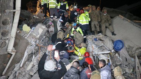 Kahramanmaraş'ta 3 kişilik Bağış Ailesi, enkazdan sağ çıkarıldı