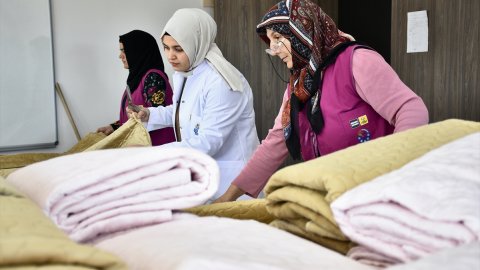 Konya'da gönüllüler depremzedeler için gece gündüz battaniye dikiyor