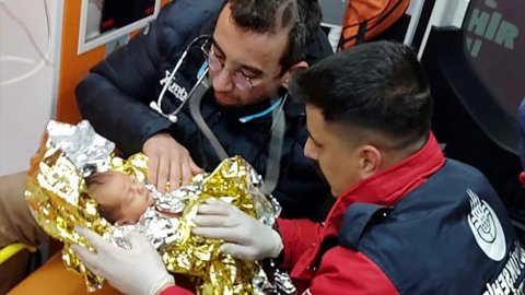 Hatay'da Yağız Ulaş bebek ile annesi, 90. saatte enkazdan kurtarıldı