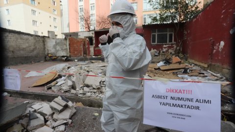 Kartal’da yıkım kararı alınan yapılarda asbest denetimi yapılıyor
