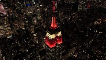 New York'taki Empire State binası Türk bayrağının renklerine büründü