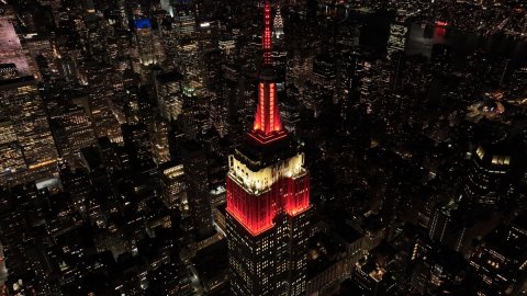 New York'taki Empire State binası Türk bayrağının renklerine büründü