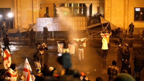 Göstericilerden Gürcistan'da parlamento binasını kuşatma girişimi!