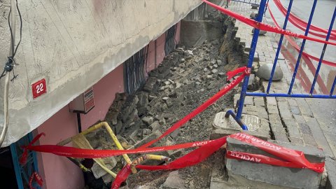Avcılar'da istinat duvarı çöktü, bina hasar aldı
