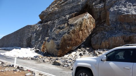 Bitlis-Tatvan kara yoluna düşen dev kaya ulaşımı aksattı