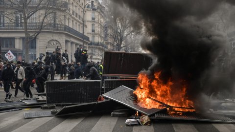 Fransa'da tansiyon yüksek: Yüzbinlerce kişi sokakta!