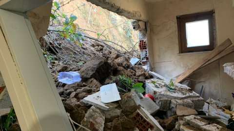 Rize'de heyelan tek katlı evi yıktı