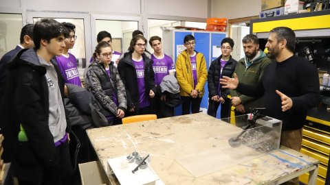 Robotik Kodlama Takımı öğrencileri Kartal Belediyesi’ni ziyaret etti