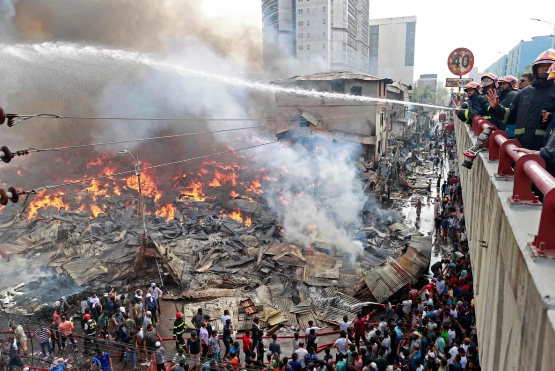 Bangladeş’te dev yangın: 600 itfaiyeci seferber oldu