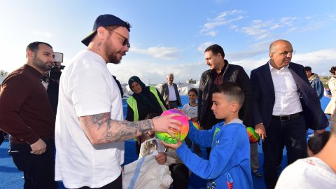 Şarkıcı Sinan Akçıl, depremzede çocukları ziyaret etti