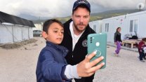 Şarkıcı Sinan Akçıl, depremzede çocukları ziyaret etti