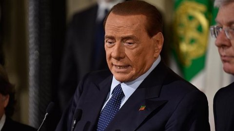 Hastanede akciğer enfeksiyonu tedavisi süren Berlusconi: "Bu sefer de atlatacağım"
