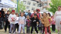 Çocuklar, Kartal Belediyesi’nin düzenlediği şenliklerle moral buluyor