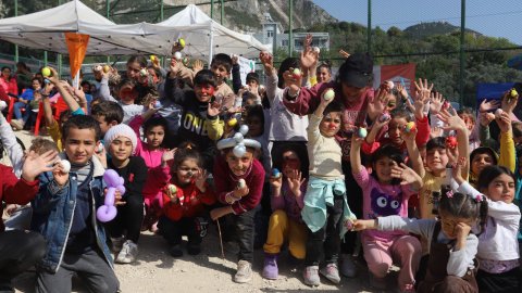 Hataylı depremzede çocuklar Kartal Belediyesi'nin organize ettiği ‘Çocuk Şenliği’ni çok sevdi