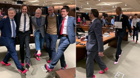 Erkek politikacılardan sıra dışı eylem: Topuklu ayakkabı giydiler!