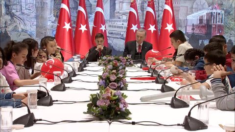 Cumhurbaşkanı Erdoğan Depremzede çocukları Dolmabahçe’de ağırladı 