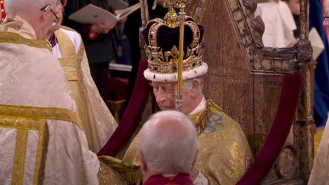 İngiltere'de tarihi gün: 3. Charles kraliyet tacını giyindi