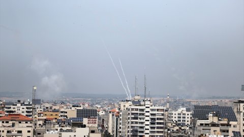 İsrail ordusu abluka altındaki Gazze'yi vurdu, karşılık gecikmedi