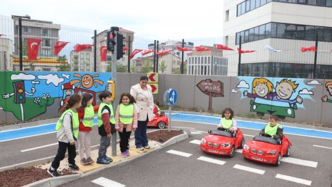 Kartallı minikler Trafik Haftası’nda kuralları öğrenip parkura çıktı