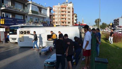 Antalya'da servis midibüsü ile otomobil kafa kafaya çarpıştı: Yaralılar yollara saçıldı!