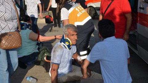 Antalya'da servis midibüsü ile otomobil kafa kafaya çarpıştı: Yaralılar yollara saçıldı!