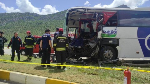 Konya'da yolcu otobüsü ile kamyon çarpıştı: 1 ölü, 15 yaralı!
